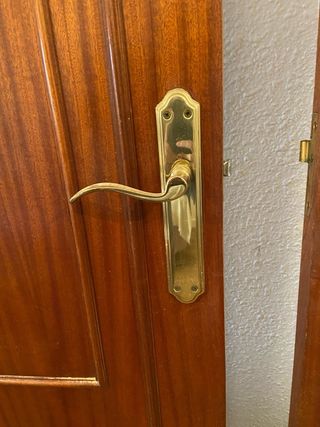 Puerta de madera marrón con cristal o sin