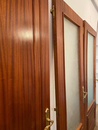Puerta de madera marrón con cristal o sin