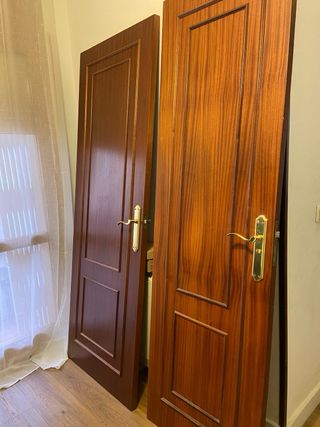 Puerta de madera marrón con cristal o sin