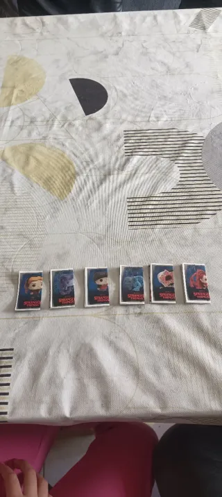 Lote3. Papelitos Stranger Things huevos joy