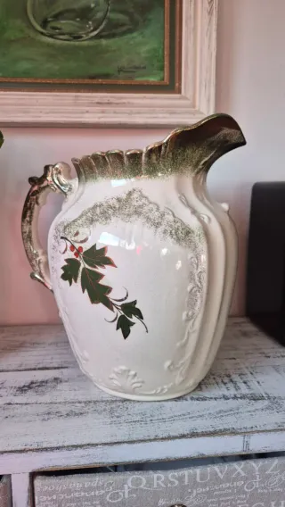Aguamanil vintage con diseño floral.