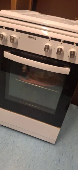 Cocina a gas blanca con horno