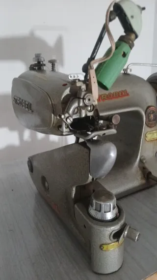Máquina de coser Strobel