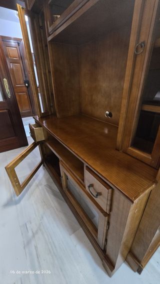 Mueble de salón de madera y cristal