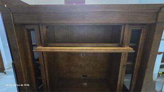 Mueble de salón de madera y cristal