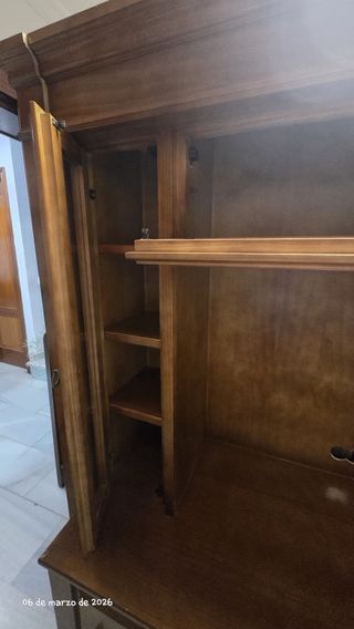 Mueble de salón de madera y cristal