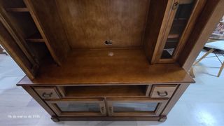 Mueble de salón de madera y cristal