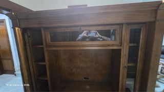 Mueble de salón de madera y cristal