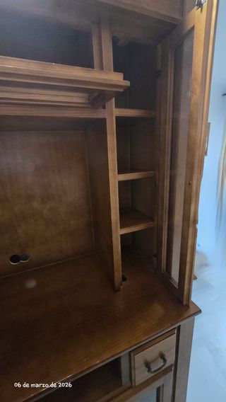 Mueble de salón de madera y cristal