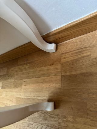 Cómoda blanca retro con detalle floral