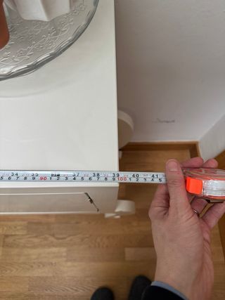 Cómoda blanca retro con detalle floral