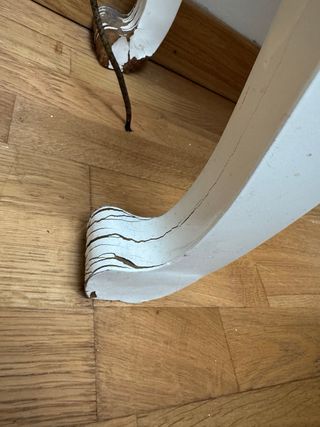 Cómoda blanca retro con detalle floral