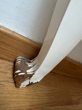 Cómoda blanca retro con detalle floral