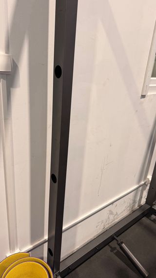 Jaula de gimnasio con barra de dominadas