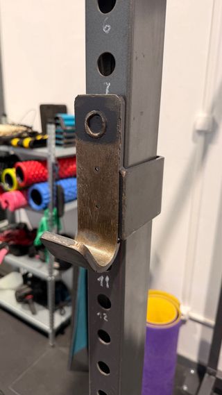 Jaula de gimnasio con barra de dominadas