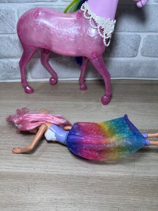 Unicornio y muñeca barbie