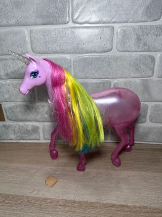 Unicornio y muñeca barbie