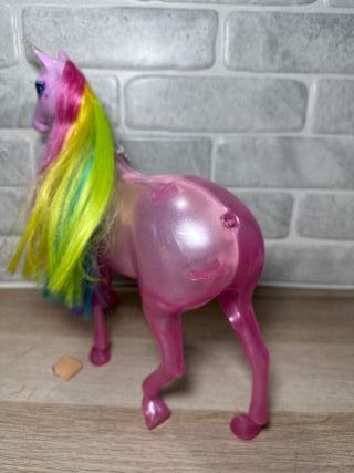 Unicornio y muñeca barbie