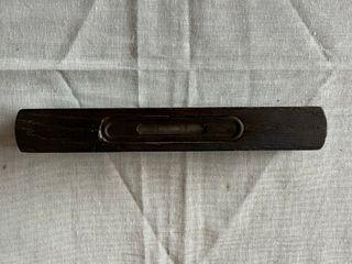 Nivel de madera pequeño.