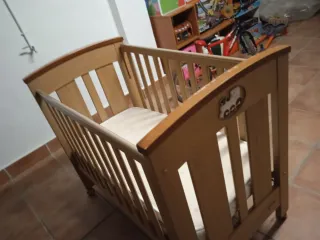 Cuna de bebé de madera