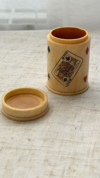 Cubilete y dados vintage