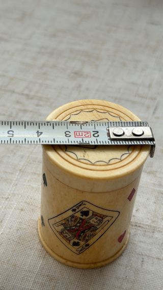 Cubilete y dados vintage