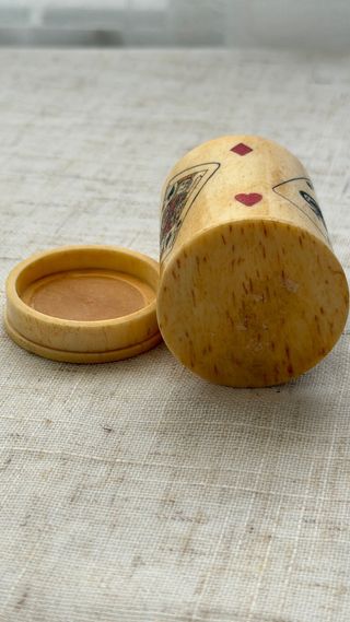 Cubilete y dados vintage