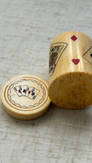 Cubilete y dados vintage