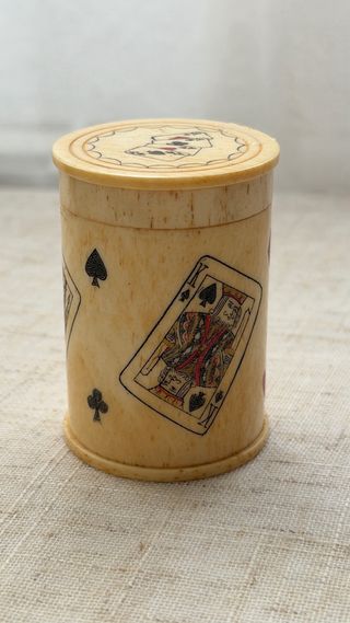 Cubilete y dados vintage