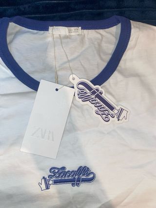 Camiseta Zara blanca con ribete azul