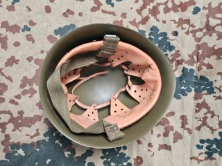 Elmetto M33 tg.57 con sottogola e teschi