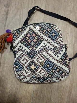 Bolso étnico con flecos y pompones