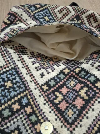 Bolso étnico con flecos y pompones