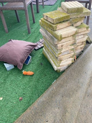 Ladrillos de cemento apilados