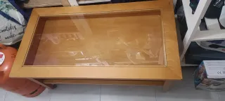 Mesa de centro de madera con cristal