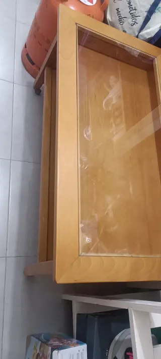 Mesa de centro de madera con cristal