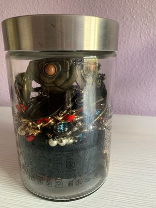 Barattolo con cinture, collane e bracciali