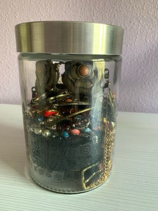 Barattolo con cinture, collane e bracciali