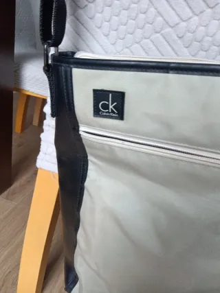 Bolso Calvin Klein bandolera beige y negro