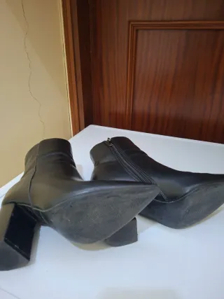 Stivaletti neri punta tacco