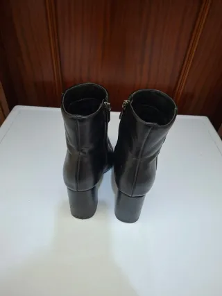 Stivaletti neri punta tacco