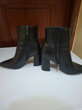 Stivaletti neri punta tacco