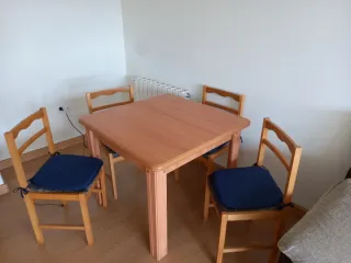 Mesa de 90x90 extensible 90x180 y 4 Sillas Comed