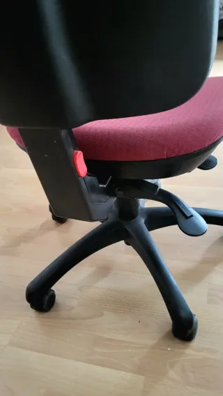 Silla de oficina ergonómica roja