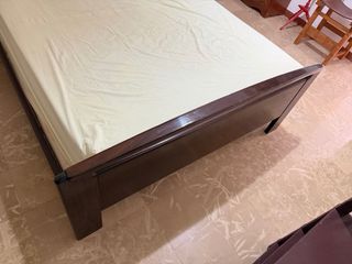 Cama de madera maciza con cabecero