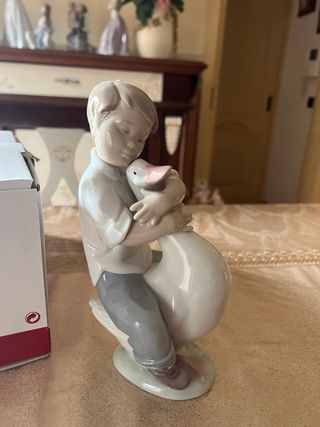 Statua Nao by Lladró Bambino con Oca