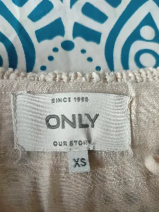 Suéter Only beige con blusa interior incorporada