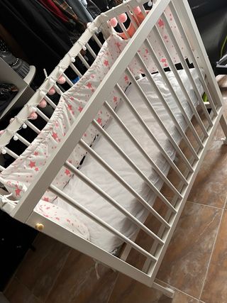 Minicuna blanca con estrellas rosas