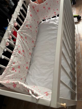 Minicuna blanca con estrellas rosas