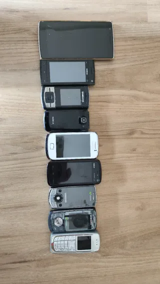 Confezione di 37 cellulari vintage: Alcatel, Nokia, Samsung..